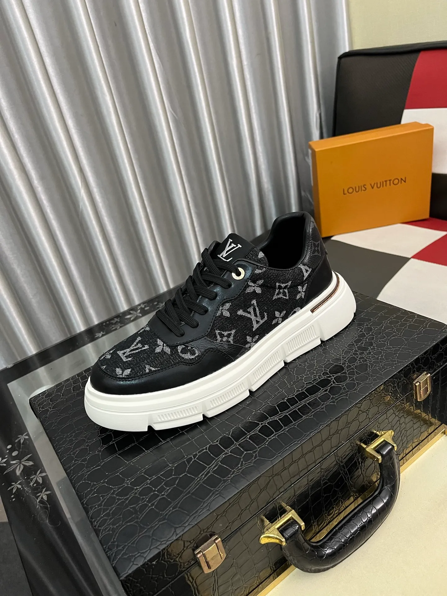 Men's shoes💰420⌚️⌚️"LOUI* VUITTO*" popular men's casual shoes, genuine Italian development💯purchasing level quality✔️The upper is made of official website material first-layer cowhide, comfortable and soft sheepskin feet⚡️Fashionable and versatile. The toe last shape is firm and full, and the soles are made from LV original molds and can be moved in and out of the counter at will. Light and comfortable on the foot~purely handmade, details determine quality! Size:38-442️⃣Colors available